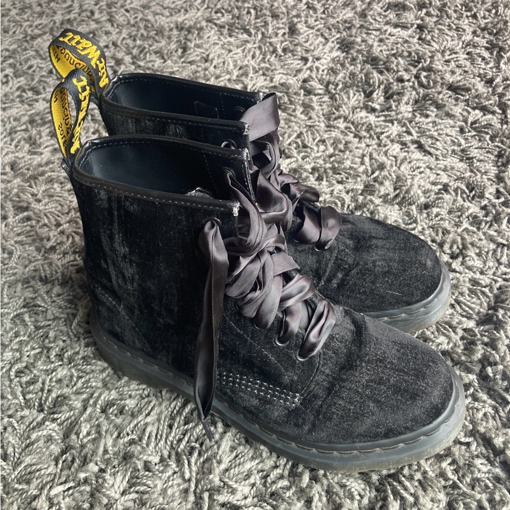 Dr. Martens Castel Black Crushed Velvet Lace Up Boots size 8 EU 39